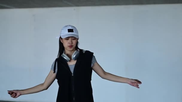 Vidám Ázsiai Női Táncos Utcai Tánc Mozgás Parkolóban Hobbi Aktív — Stock videók