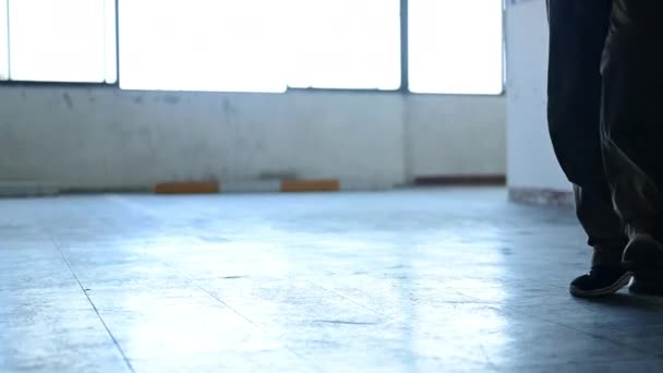 Молода Талановита Танцівниця Яка Виконує Фрістайли Хіп Хоп Рухається Гаражі — стокове відео
