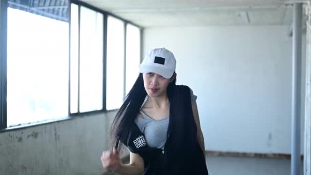 Filmado Câmera Lenta Jovem Dançando Dança Hip Hop Garagem Estacionamento — Vídeo de Stock