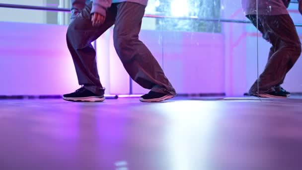 Sorrindo Fêmea Dançarina Amarrando Cadarço Chão Estúdio Dança Com Luz — Vídeo de Stock