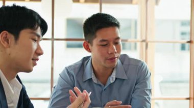 İki genç mimar yeni fikirleri paylaşıyor ve bir ofiste yeni bir inşaat projesi üzerinde çalışıyorlar..