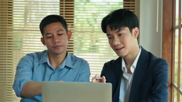Два Молодых Бизнесмена Обсуждают Детали Проекта Использование Ноутбука Кооперативном Рабочем — стоковое видео