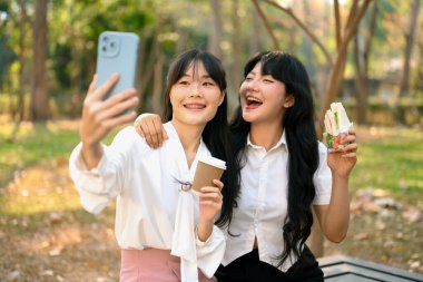 Mola sırasında parkta selfie çeken iki mutlu meslektaşım..