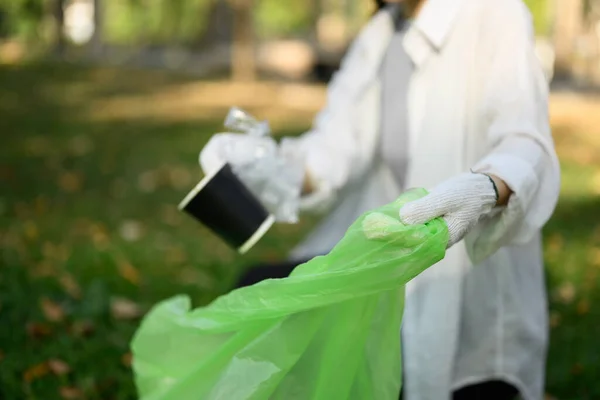 公園でゴミを集める手袋をしている若い女性 環境責任の概念 — ストック写真