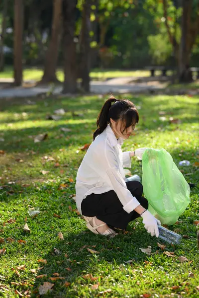 晴れた日の公園でゴミを拾う若い女性の肖像画 環境保護コンセプト — ストック写真