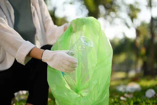 パブリックパークでゴミ拾いをする若い女性 環境責任の概念 — ストック写真