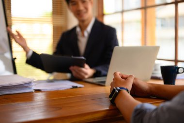 Toplantıda yeni bir projede işbirliği yapan genç işadamları veya satış yöneticileri.