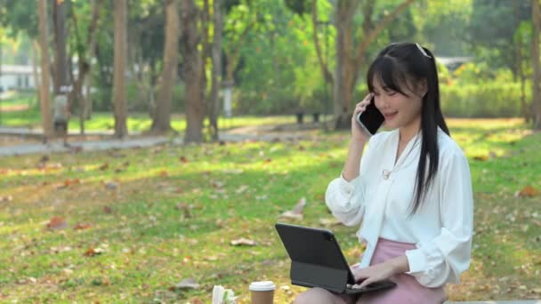 Şehir Parkında Bankta Oturan Cep Telefonuyla Konuşan Çekici Genç Bir — Stok video