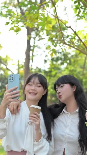 Deux Collègues Joyeux Riant Prendre Selfie Dans Parc Pendant Pause — Video