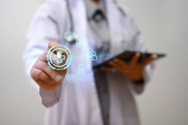 Hastanın sanal elektronik tıbbi kayıtlarına sahip bir doktor. Tıbbi teknoloji ve gelecekçi konsept.