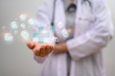 Doktor elinde mavi sanal artı işareti tutuyor. Sağlık sigortası ve sağlık kontrolü kavramı.