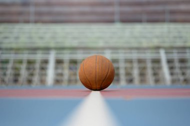 Basketbol stadyumun ortasında yerde. Spor, eğitim ve yarışma konsepti.