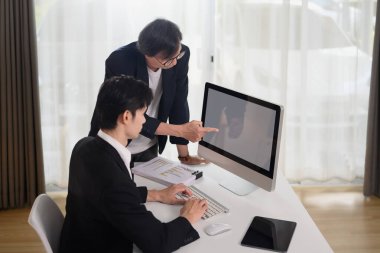 Profesyonel işadamı ofiste finansal araştırma geliştirme projesini tartışıyor.