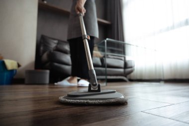 Ev hanımı ya da profesyonel temizlikçi oturma odasının yerlerini paspasla silsin..