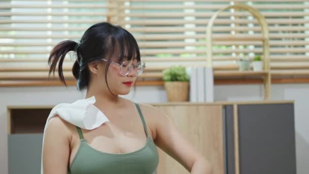 Wesoła Azjatka Sprawdza Wyniki Fitness Smartwatch Treningu Domu — Wideo stockowe