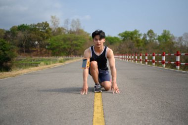 Çekici sporcu sabah koşusu için başlangıç pozisyonunda. Sağlıklı yaşam tarzı kavramı.