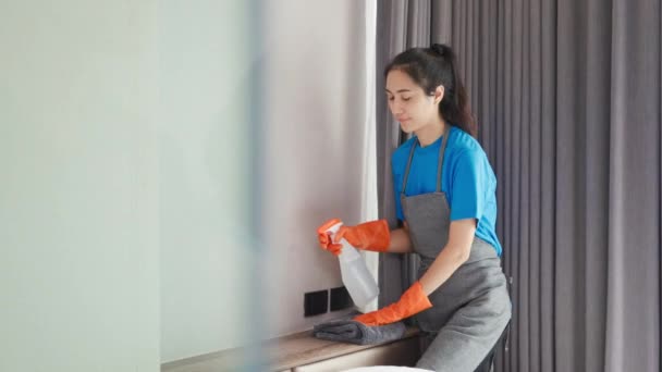 Haushälterin Gummihandschuhen Wischt Staub Auf Dem Kopfteil Reinigungsdienstkonzept — Stockvideo