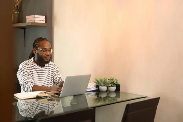 Genç Afrikalı Amerikalı Erkek Girişimci Evde Çalışan Bir Dizüstü Bilgisayar — Stok fotoğraf