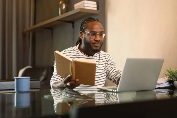 Młody Afroamerykanin Mężczyzna Przedsiębiorca Pomocą Laptopa Pracy Domu — Zdjęcie stockowe