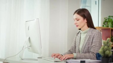 Yavaş çekim, başarılı iş kadını elleri bilgisayarın klavyesinde daktilo kullanıyor, uzaktan çalışıyor..