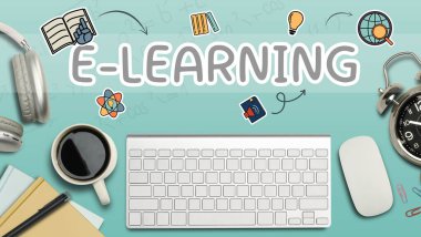 Kulaklıklı e-öğrenme metni, mavi arka planda saat. Çevrimiçi eğitim kavramı.