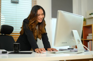 Resmi kıyafetli çekici bir iş kadını ofisinde video görüşmesi yapıyor..