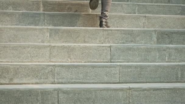 Повільний Знімок Професійних Бізнесменів Чорному Шкіряному Взутті Йде Сходах — стокове відео
