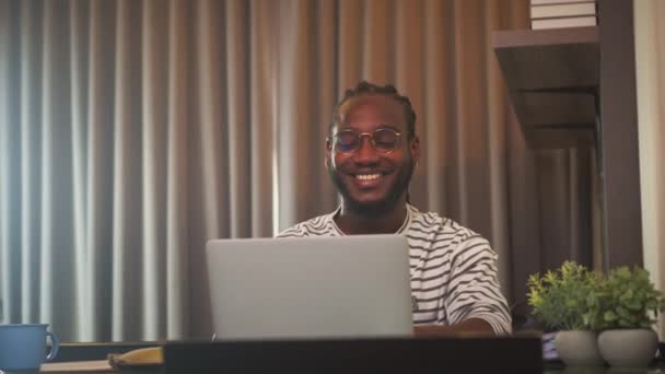 アフリカ系アメリカ人起業家が自宅でラップトップでビデオ通話をする — ストック動画