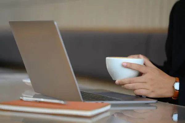 Bizneswoman Trzyma Biały Kubek Kawy Przy Użyciu Laptopa Kawiarni Obraz Stockowy