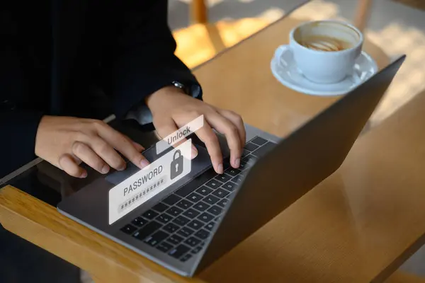 Geschäftsfrau Tippt Auf Laptop Tastatur Mit Otp Verifizierung Für Login Stockfoto