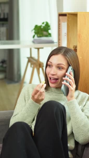 Όμορφη Νεαρή Γυναίκα Έχοντας Ευχάριστη Τηλεφωνική Συνομιλία Σταθμό Ενώ Κάθεται — Αρχείο Βίντεο