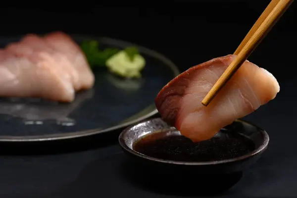 Nahaufnahme Essstäbchen Mit Gelbem Schwanz Fisch Oder Hamachi Sashimi Dip Stockbild