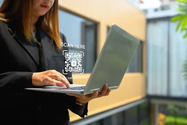 Code Über Geschäftsfrau Hand Mit Laptop Zur Bezahlung Finanzieller Rechnungen lizenzfreie Stockbilder