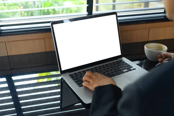 あなたの広告のための空のスクリーンのラップトップ コンピュータ オフィスのラップトップを使用してビジネスマン ストック画像