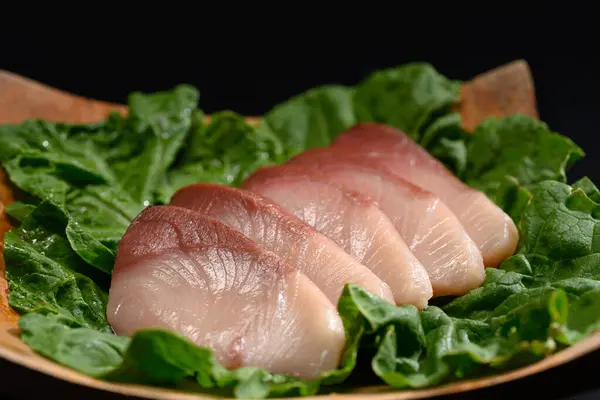 Frischer Roher Hamachi Sashimi Oder Gelbschwanzfisch Auf Holzteller Serviert Traditionelle lizenzfreie Stockfotos