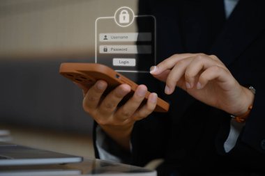 Akıllı telefona sahip kadın girişi, güvenli İnternet güvenlik erişimi için kullanıcı adı ve parola girin.