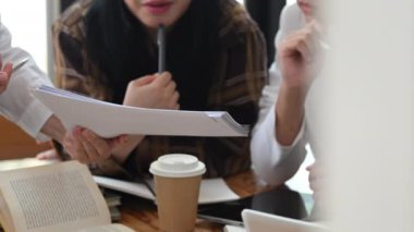 Yavaş çekim. Öğretim üyesi, ders sırasında öğrenci kadına bir şey anlatıyor..