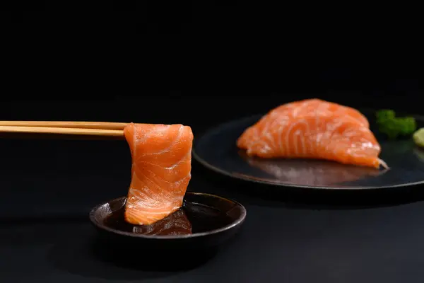 Nahaufnahme Essstäbchen Mit Frischem Lachs Sashimi Sojasauce Japanische Küche Stockfoto