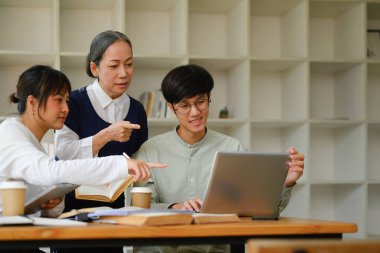 Kıdemli profesör üniversitede derste öğrencilere bir şey anlatıyor..