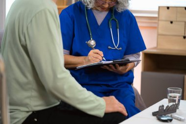 Sağlık kontrolü için evdeki kanepede kıdemli bir hasta var. Sağlık hizmeti kavramı.