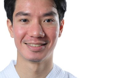 Beyaz arka planda yüz lazeri tedavisinden sonra gülümseyen adam. Estetik yüz tedavisi kavramı.