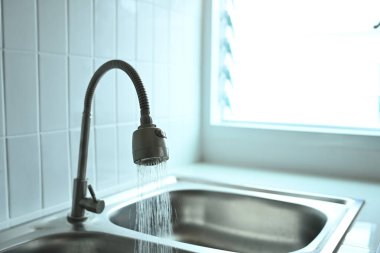 Mutfakta su akan krom musluk..