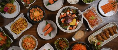 Ahşap masadaki çeşitli geleneksel Japon yemeklerinin en üst görüntüsü..