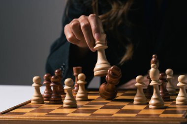 İş kadını yarışma sırasında satranç taşı ve şah mat oynuyor.