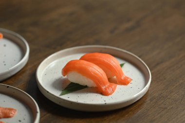 Seramik tabakta somonlu lezzetli nigiri suşi. Japon yemek tarzı konsept.