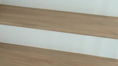 Evinde merdivenlerden çıkan birinin bakış açısı. Yavaş çekim..