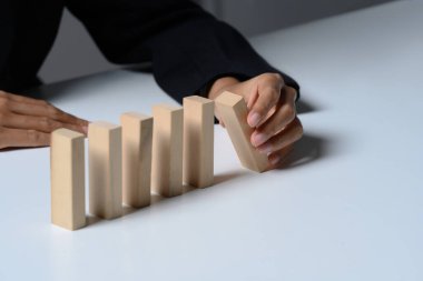 Tahta blokları olan profesyonel bir iş kadını. Ticari risk yönetimi kavramı.