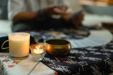 Yanan mumlar, Tibet şarkı kasesi mistik ve huzurlu bir atmosfer yaratıyor..