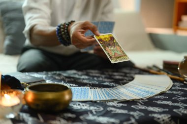 Falcı el, Aşıklar Tarot Kartı 'nı okuma oturumunda açıklıyor. Büyücülük ve kehanet kavramı..