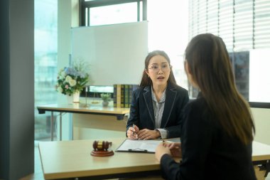 Profesyonel avukat, müvekkili ile hukuki danışmanlık ve hukuki danışmanlık konusunda konuşuyor. Hukuk ve adalet kavramı.